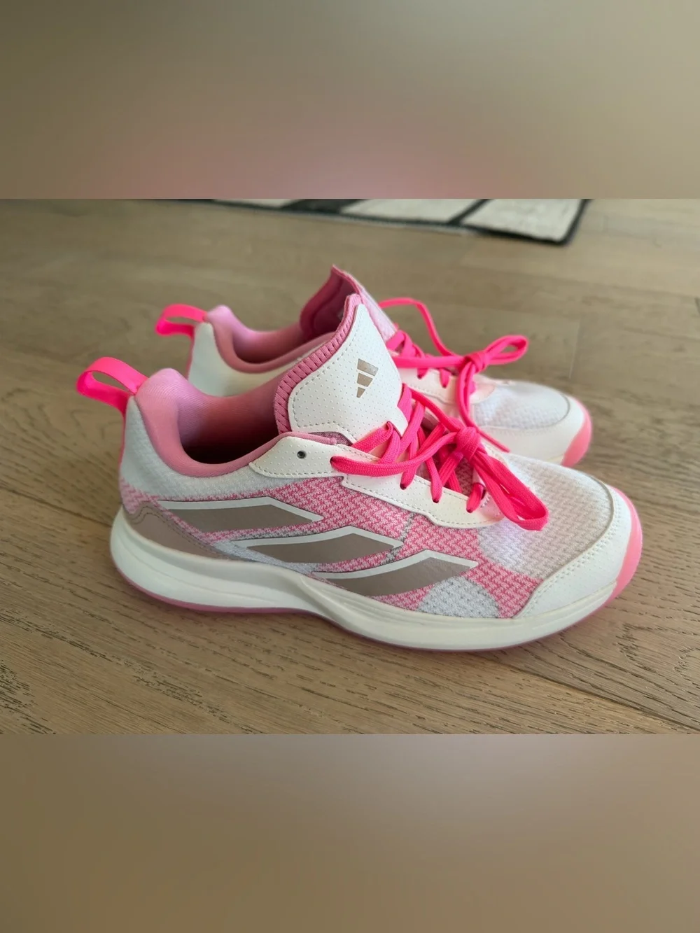 Adidas Avaflash Low Women's Tennis Shoes White/Lucid Pink JP9741 Size 6.5 NWOB